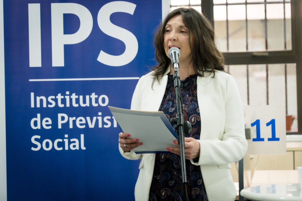 Representante del Instituto de Previsión Social presentando el Desafío Ley Ágil frente a micrófono
