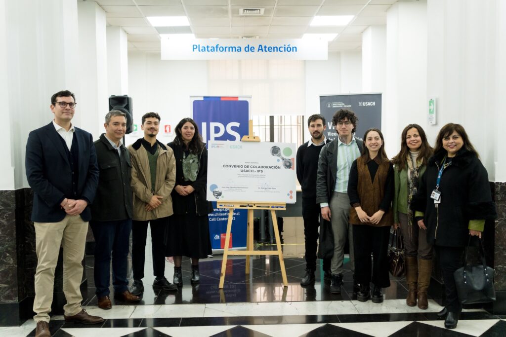 Equipo de IPS y Sinapsis USACH junto al convenio de colaboración en la Plataforma de Atención del IPS
